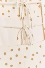 Vestido mini de escote cuadrado y mangas cortas abullonadas, con estampado de lunares. Cuenta con espalda descubierta con detalle de tiras ajustables y cierre lateral oculto.