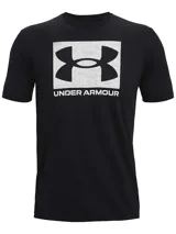 Remera Under Armour de manga corta y cuello redondo, confeccionada en una mezcla de algodón y poliéster. Presenta un estampado frontal con el logo de la marca sobre un fondo con diseño de camuflaje.