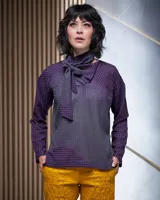 Blusa de corte recto y holgado con cuello lazo, confeccionada en tejido teñido artesanalmente con lana y algodón.