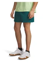 Short deportivo Under Armour de corte recto y largo medio, confeccionado en tejido técnico ultraligero con tecnología repelente al agua. Presenta cintura elástica con cordón interno, bolsillos laterales abiertos y el logo de la marca estampado en el ruedo.