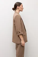 Blazer recto color topo de manga larga con solapas clásicas y bolsillos con solapa en el frente.