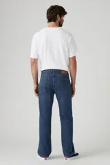 Jean de hombre de corte recto relajado, color azul oscuro.