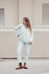 Bota tipo chelsea de cuero color marrón oscuro, con paneles laterales elásticos y suela track robusta con plataforma.