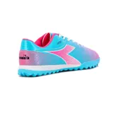 Championes de fútbol Diadora modelo Skipper TF, color aguamarina con detalles en fucsia y blanco. Diseñados con suela multitaco para césped sintético.