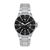 Reloj analógico de estilo deportivo con caja de acero inoxidable de 42 mm y malla de eslabones plateada. Presenta una esfera negra con acabado sunray, índices luminiscentes y movimiento solar. Incluye bisel giratorio unidireccional y resistencia al agua de 10 ATM.