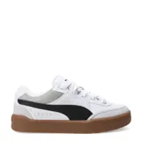 Championes Puma modelo Park Life Style SK8, de corte bajo en color negro con detalles en blanco y suela de goma color caramelo. Presentan un diseño urbano inspirado en el skate con cordones gruesos y refuerzos en la puntera.