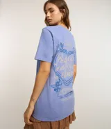 Remera oversize de manga corta y cuello redondo, color celeste, con gran estampa romántica en la espalda con diseño de corazón, ángeles y tipografía.
