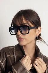 Lentes de sol con armazón de policarbonato en diseño carey y protección UV400.