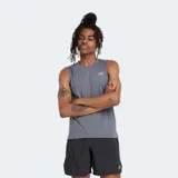 Musculosa deportiva New Balance Lightweight Jersey, color gris oscuro, con cuello redondo y logo NB pequeño en el pecho.