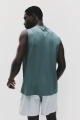 Musculosa deportiva H&M Move de corte estándar, color verde oscuro, con tecnología DryMove para absorción del sudor, cuello redondo y sisas amplias.