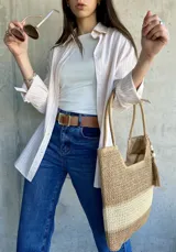 Camisa beige con rayas verticales blancas, de corte holgado y largo a la cadera.