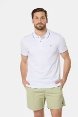 Short de baño negro liso, con cintura elástica y cordón regulable, dos bolsillos laterales y suspensor de malla fina.