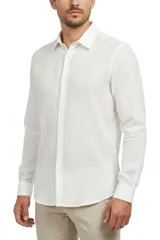 Camisa de viscosa color blanco, de corte holgado, con mangas largas, cuello clásico y cierre frontal de botones.