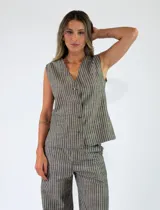 Chaleco sastrero sin mangas, de color beige con diseño de rayas verticales, cuello en V y cierre frontal con botones.