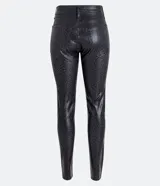 Pantalón skinny de sarga resinada con estampado animal print de jaguar, cintura alta con trabillas, cierre con cremallera y botón, bolsillos delanteros y traseros.