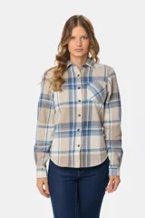 Camisa de viyela a cuadros en tonos beige y azul, con cuello clásico, cierre frontal de botones y bolsillo en el pecho.