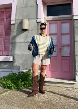Botas texanas de caña alta estilo slouchy en símil gamuza marrón, con punta fina y taco ancho de altura baja.