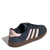 Championes urbanos Adidas modelo Breaknet Sleek, color azul marino con las tres tiras laterales en tono rosado y suela de goma color marrón.