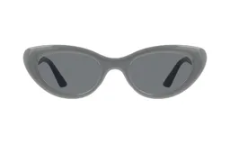 Lentes de sol de acetato color gris con forma de ojo de gato y lentes grises.
