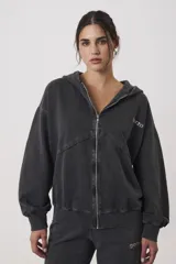 Campera con capucha y cierre frontal, confeccionada en tejido de punto con efecto lavado. Presenta mangas largas con puños ajustados y un corte relajado.