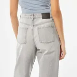 Pantalón de jean gris de corte ancho, con cintura alta y bolsillos delanteros y traseros.