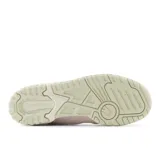 Championes New Balance 550 de dama, color rosa y beige, con capellada de cuero sintético y suela de goma.