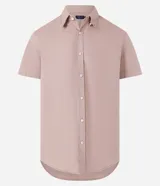 Camisa de manga corta color rosado, con cuello inglés, cierre frontal de botones y corte cómodo.