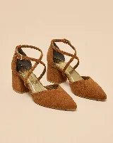 Zapatos de tacón ancho con punta fina y tiras cruzadas en diagonal con hebilla dorada. Presentan escote en V y plantilla dorada.