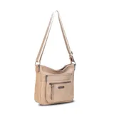Bandolera morral color beige de símil cuero, con apertura superior con cierre. Cuenta con dos bolsillos frontales con cierre, un bolsillo trasero con cierre y tres bolsillos internos con división y cierres. Incluye una correa de galón regulable a tono.