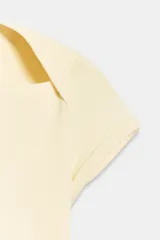 Camiseta ajustada de color amarillo claro, con diseño de escote cuadrado, manga corta y bajo recto.