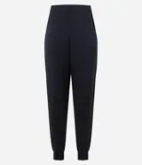 Pantalón deportivo tipo jogger color bordó, confeccionado en tejido de modal con poliéster y elastano. Presenta cintura fija, recortes estratégicos en el diseño y terminación ajustada en la botamanga.