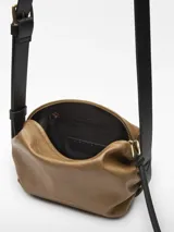 Bolso bandolera pequeño de Adolfo Dominguez con textura craquelada y acabado brillante. Cuenta con un compartimento principal con cierre de cremallera, bolsillo interior con cierre y asa larga regulable en color negro.