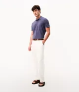 Remera polo masculina de tejido piqué marrón con textura, cuello y ribetes de mangas en tono contrastante, cierre frontal de dos botones y un bolsillo aplicado en el pecho.