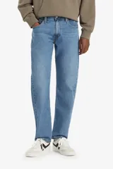 Jean de denim celeste, corte regular taper, tiro corto, con cierre de cremallera y cinco bolsillos.