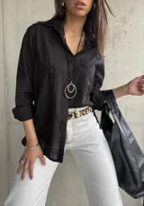 Camisa negra con bordados, de corte clásico y manga 3/4.