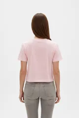 Remera cropped de algodón con cuello redondo, diseño holgado y estampado frontal de una copa con cerezas.