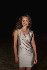 Vestido corto plateado de satén con escote en V cruzado, sin mangas y diseño con corte cut-out en el abdomen.