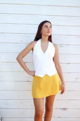 Minifalda de lino con corte recto y cierre lateral invisible.