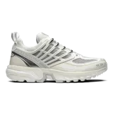 Championes Salomon ACS Pro de diseño técnico y deportivo, color blanco con detalles plateados y grises. Cuentan con un exterior de malla y estructura de soporte sintética, sistema de ajuste rápido y suela chunky con tecnología de amortiguación.