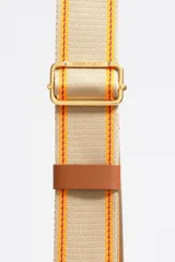 Bolso bandolera de tamaño pequeño confeccionado en nylon, con estructura blanda y cierre de cremallera. Cuenta con asa larga regulable de tejido y logo de la marca aplicado en la parte inferior frontal.