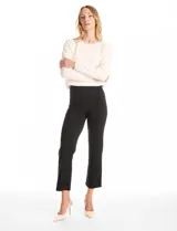 Pantalón cigarette de tiro alto color marrón, confeccionado en tejido elastizado. Presenta un diseño de pretina ancha y plana sin cierres, con costuras verticales pronunciadas a lo largo de cada pierna y corte recto al tobillo.