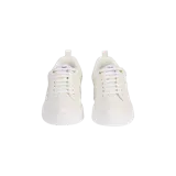Zapatillas urbanas de cuero color blanco con diseño grabado en relieve, cordones blancos y suela de goma blanca.
