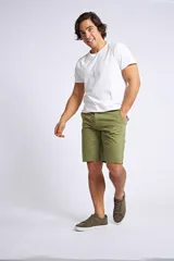 Bermuda tipo chino de corte recto, color verde oliva, con cierre frontal de cremallera y botón, bolsillos laterales y traseros, y pasacintos en la cintura.