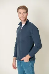 Sweater azul de algodón con cuello alto y medio cierre con cremallera.