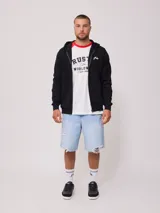 Bermuda de jean celeste con roturas y terminación desflecada.