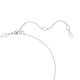 Collar plateado con dije circular adornado con circonitas blancas y una perla blanca en la parte superior. La cadena es fina y ajustable.