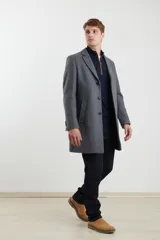Sobretodo 3/4 de paño, color gris oscuro, con cuello solapa, cierre frontal de botones, manga larga y bolsillos laterales de ribete.