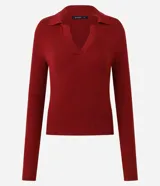 Blusa de manga larga con textura acanalada, cuello polo y escote en V. Confeccionada en tejido de viscosa y poliamida, presenta un corte regular que se ajusta de forma anatómica al cuerpo.