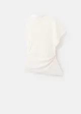 Blusa color crudo, sin mangas, con cuello alto y diseño asimétrico que incluye una manga caída en un hombro y detalle drapeado en el lateral.