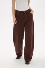 Pantalon jean de corte barrel y tiro medio, en color negro, con diseño de pierna ancha y estructura rígida.